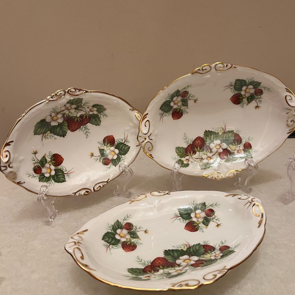 3 Vintage Hammersley Spode English Bone . Strawberry Ripe trinket dishes/servi